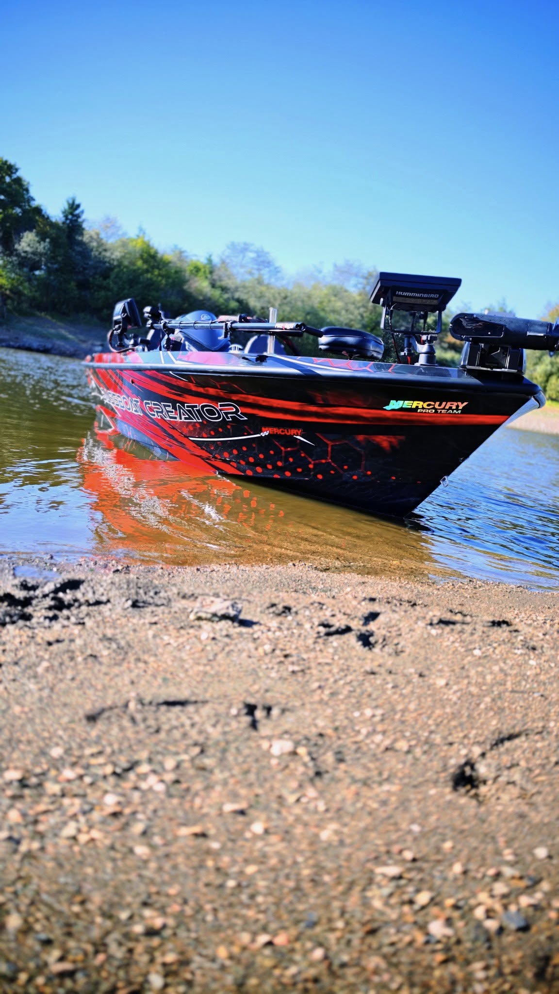 Bass boat préparé sur un lac